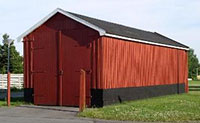 Den røde garagebygning syd for gødningslageret, sommeren 2005. Bygningen ses fra nord