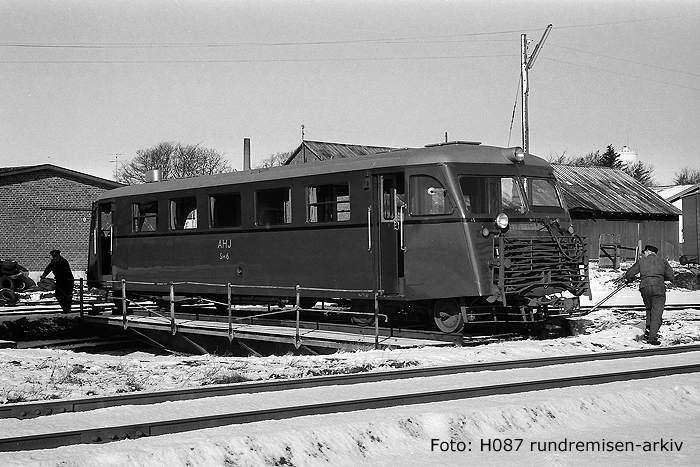 Skinnebussen AHJ Sm 6 vendes på drejeskiven foran remisen på Sæby station 1968