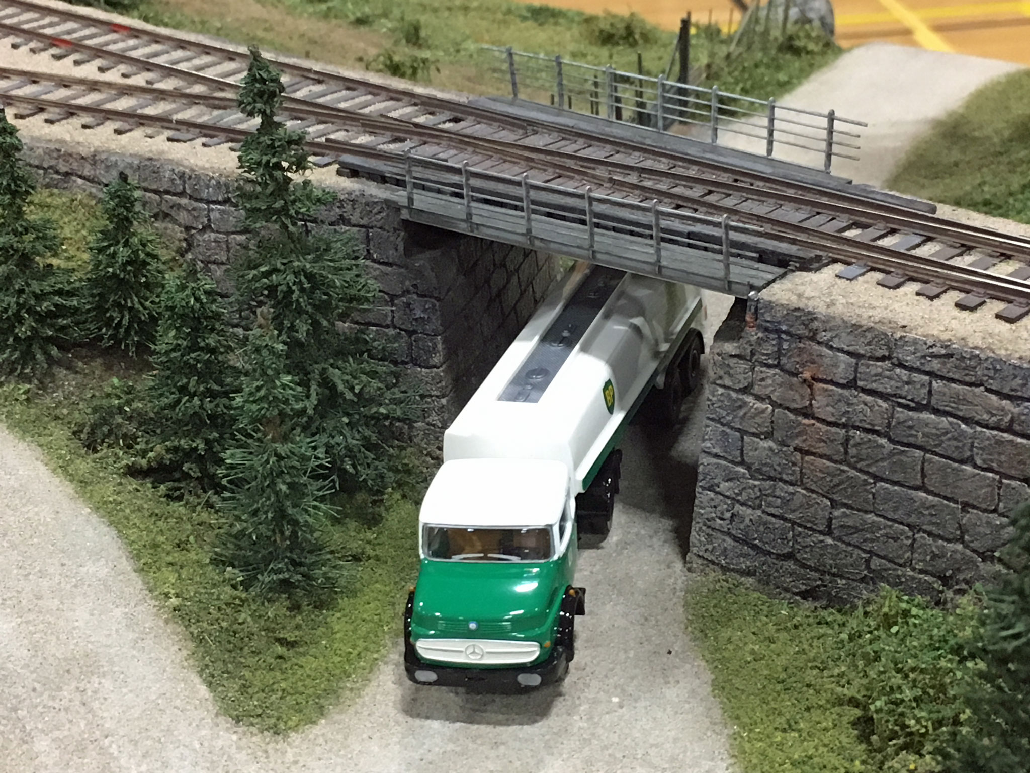 Broen med tankbilen fotograferet fra oven afslører et sporskifte på selve broen