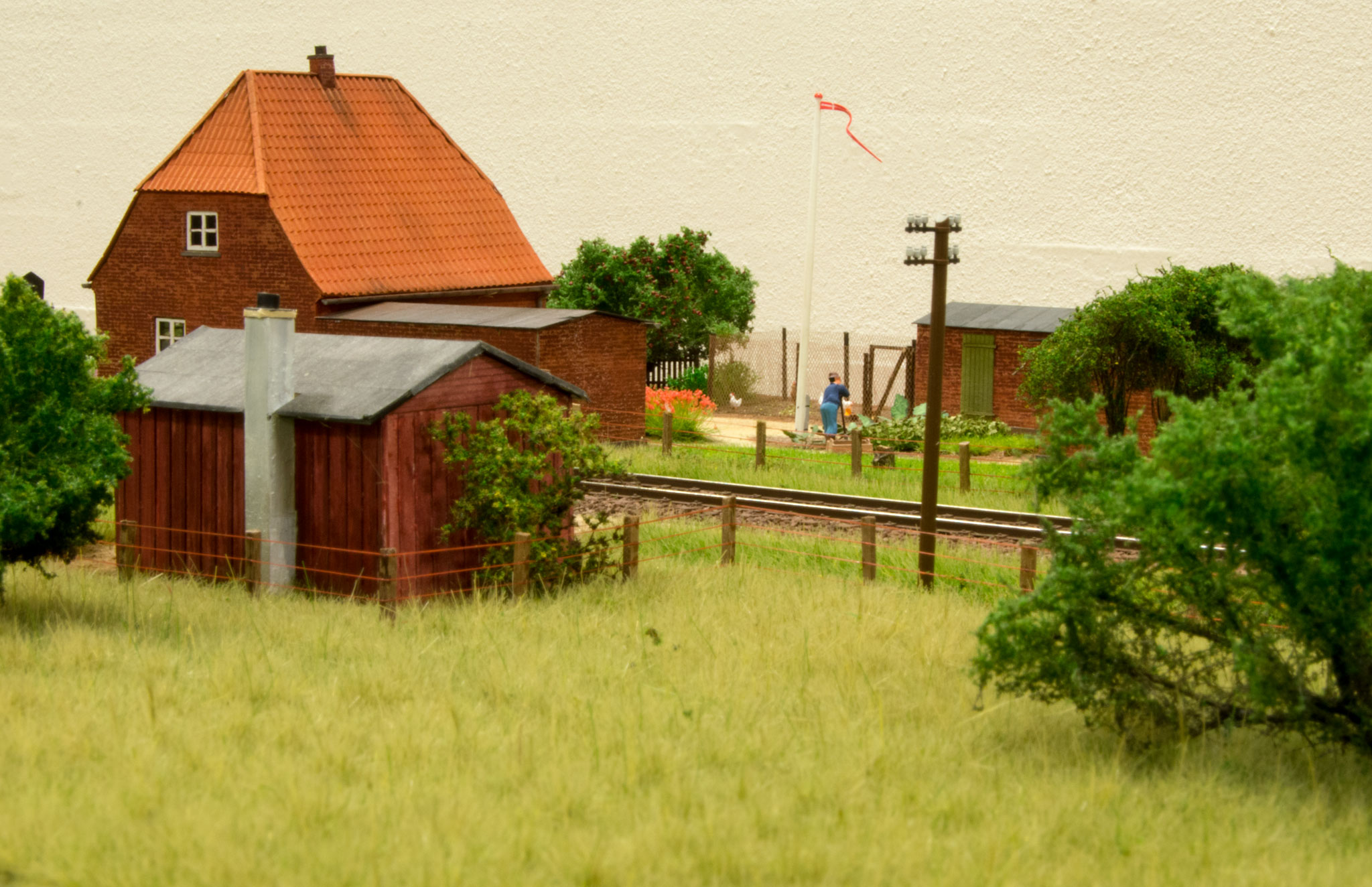 Ledvogterhuset i Søbylund med blomsterbede, flagstang og hønsehus
