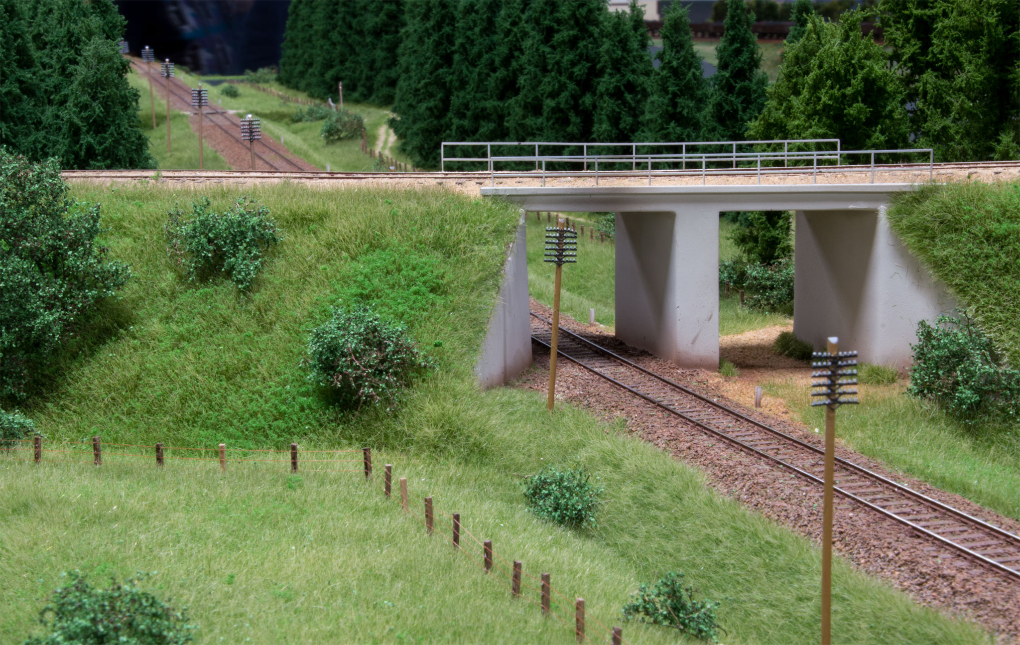 Mikkel Møller Nielsens flotte model af TKVJs bro nord for Grindsted.  TKVJ krydser over den skæve bane mellem Brande og Funder